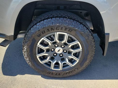 Used 2024 Chevrolet Colorado Z71 w/ Z71 Convenience Package 2 AWD/4WD image 7
