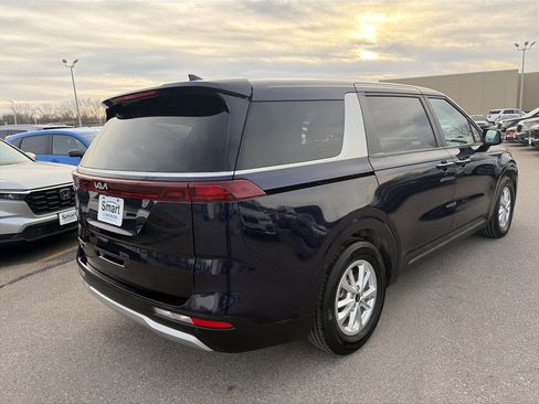 Used 2022 Kia Carnival LX image 5