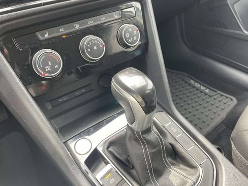 Certified 2023 Volkswagen Taos SE w/ Black Wheel Package FWD image 30