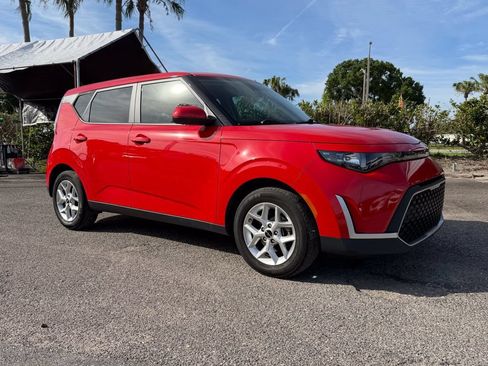 Used 2024 Kia Soul LX w/ Option Group 015 FWD image 2