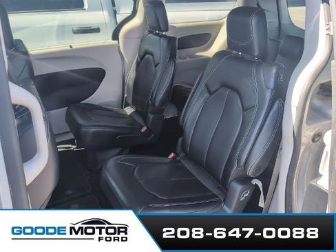 Used 2023 Chrysler Pacifica Touring-L FWD image 8