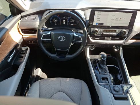Used 2024 Toyota Grand Highlander Limited image 11