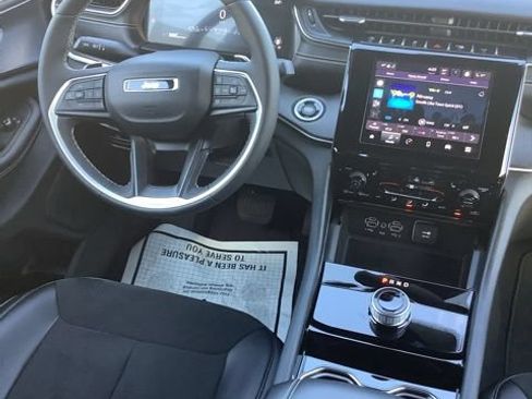 Used 2023 Jeep Grand Cherokee Altitude AWD/4WD image 18