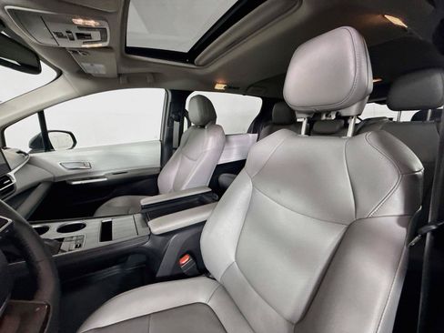 Certified 2025 Toyota Sienna XLE FWD image 3