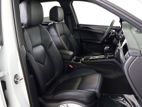 Used 2025 Porsche Macan image 34