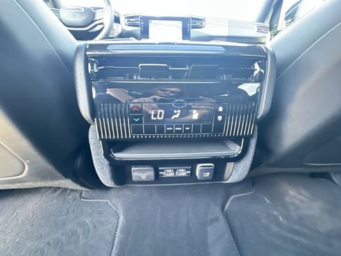 Used 2024 Jeep Wagoneer 4WD w/ Premium Group I image 22
