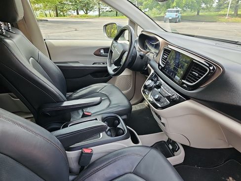 Used 2019 Chrysler Pacifica Touring-L Plus w/ Advanced Safetytec Group FWD image 11