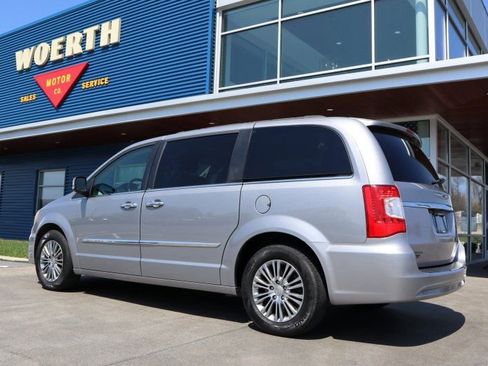 Used 2014 Chrysler Town & Country Touring-L w/ Driver Convenience Group image 5