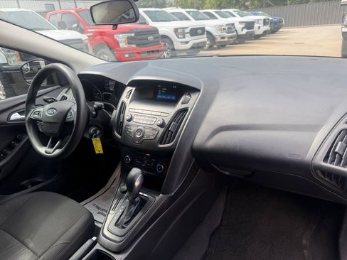 Used 2018 Ford Focus SE FWD image 17