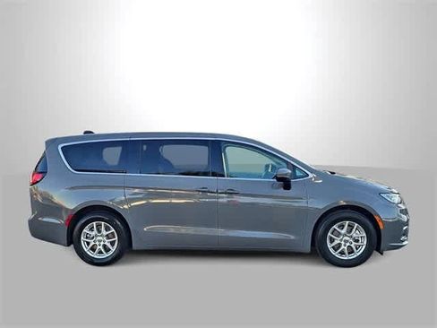 Used 2023 Chrysler Pacifica Touring-L image 9