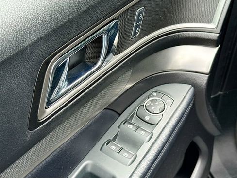 Used 2018 Ford Explorer XLT AWD/4WD image 23