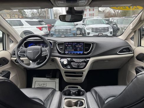 Used 2023 Chrysler Pacifica Touring-L FWD image 19