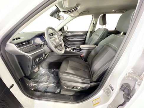 Used 2023 Jeep Grand Cherokee Laredo AWD/4WD image 19