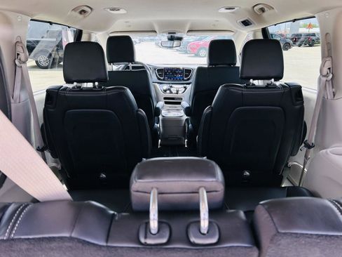 Used 2023 Chrysler Pacifica Touring-L FWD image 29