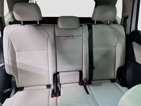 Used 2021 Volkswagen Tiguan SE w/ Panoramic Sunroof Package image 28