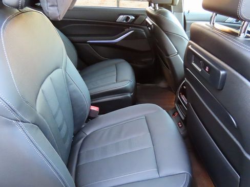 Used 2021 BMW X7 M50i image 16