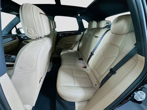 Used 2025 Porsche Macan image 24