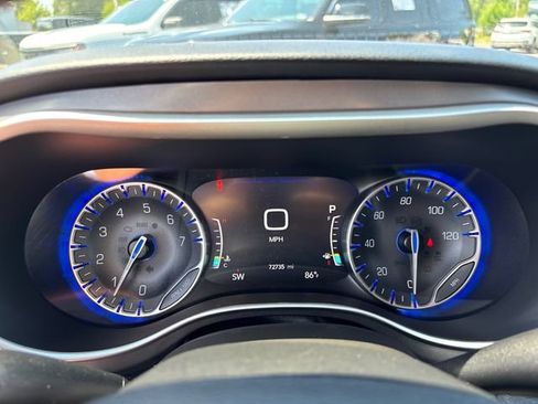 Used 2023 Chrysler Pacifica Touring-L FWD image 18