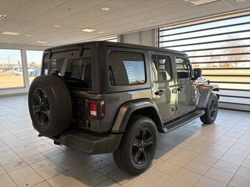 Used 2019 Jeep Wrangler Unlimited Sahara image 6