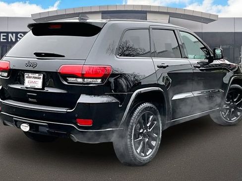 Used 2019 Jeep Grand Cherokee Altitude image 2