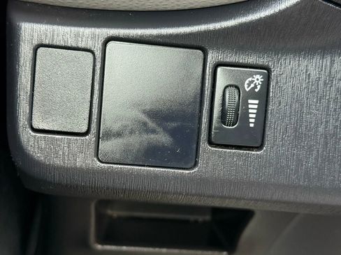 Used 2012 Toyota Yaris L image 18