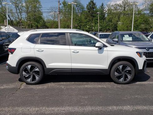 New 2026 Volkswagen Taos SE AWD/4WD image 2
