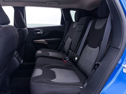 Used 2018 Jeep Cherokee Latitude w/ Altitude Package image 26