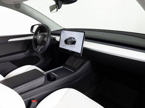 Used 2024 Tesla Model Y Long Range AWD/4WD image 26