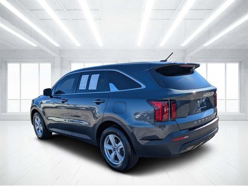 Used 2022 Kia Sorento LX image 5