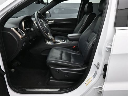 Used 2017 Jeep Grand Cherokee Limited image 24