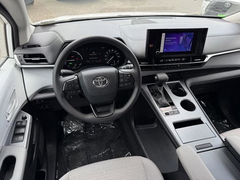 Used 2025 Toyota Sienna LE FWD image 18