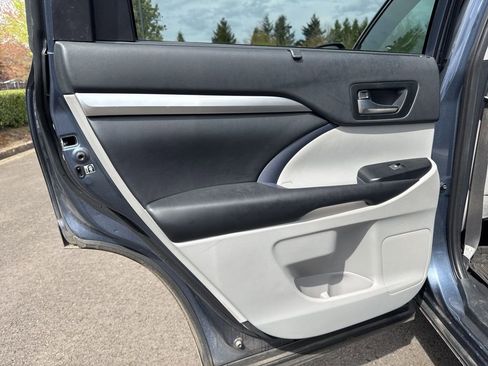 Used 2019 Toyota Highlander XLE image 20