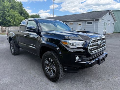 Used 2017 Toyota Tacoma TRD Sport w/ Tow Package (A/T) AWD/4WD image 3
