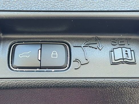 Used 2023 Ford Explorer Limited image 36