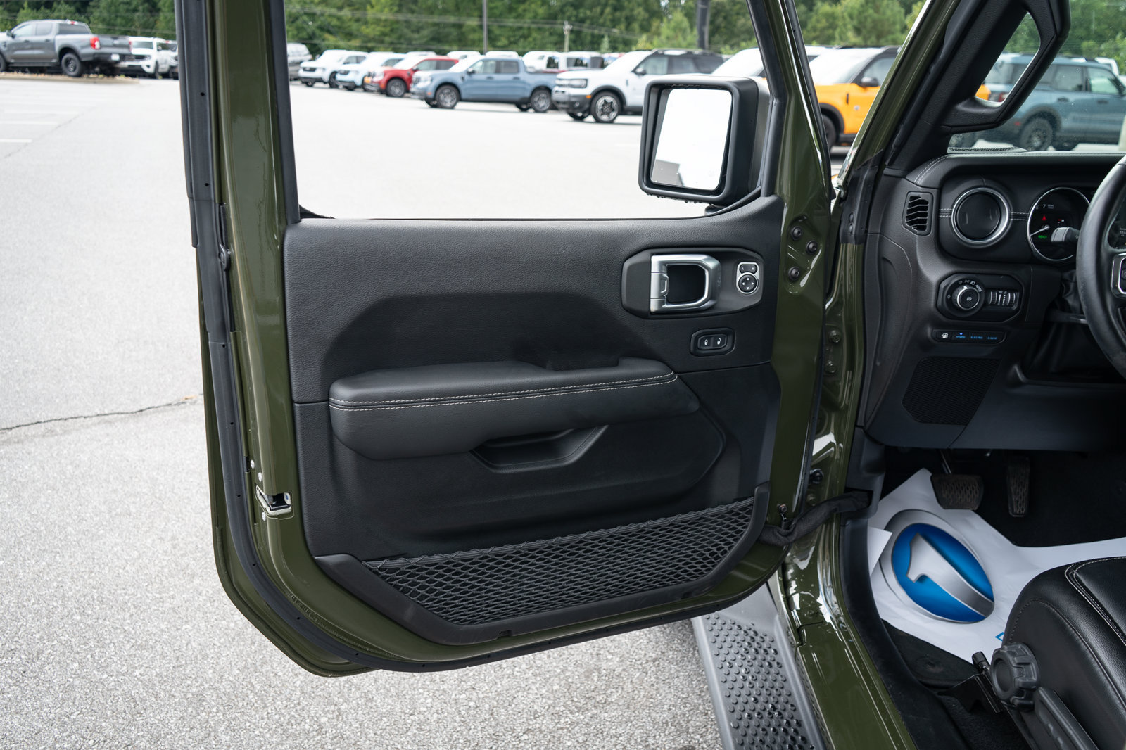 Used 2022 Jeep Wrangler Unlimited Sahara w/ Cold Weather Group AWD/4WD image 16