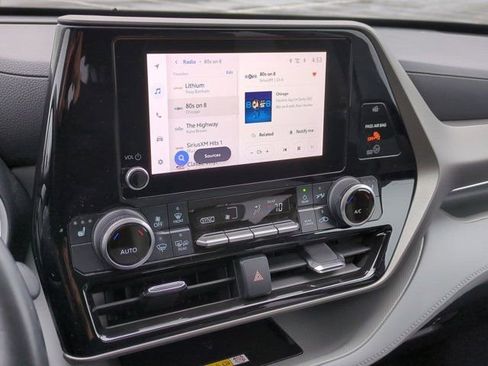 Used 2023 Toyota Highlander XLE image 12