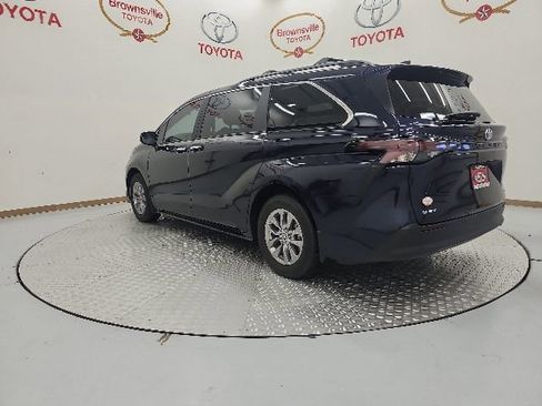 Used 2025 Toyota Sienna XLE FWD image 6