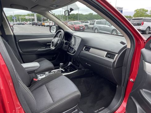 Used 2018 Mitsubishi Outlander SE AWD/4WD image 25