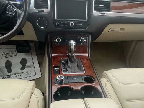 Used 2013 Volkswagen Touareg TDI image 12