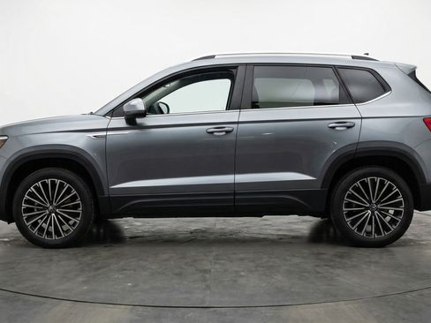 Used 2025 Volkswagen Taos SE image 5