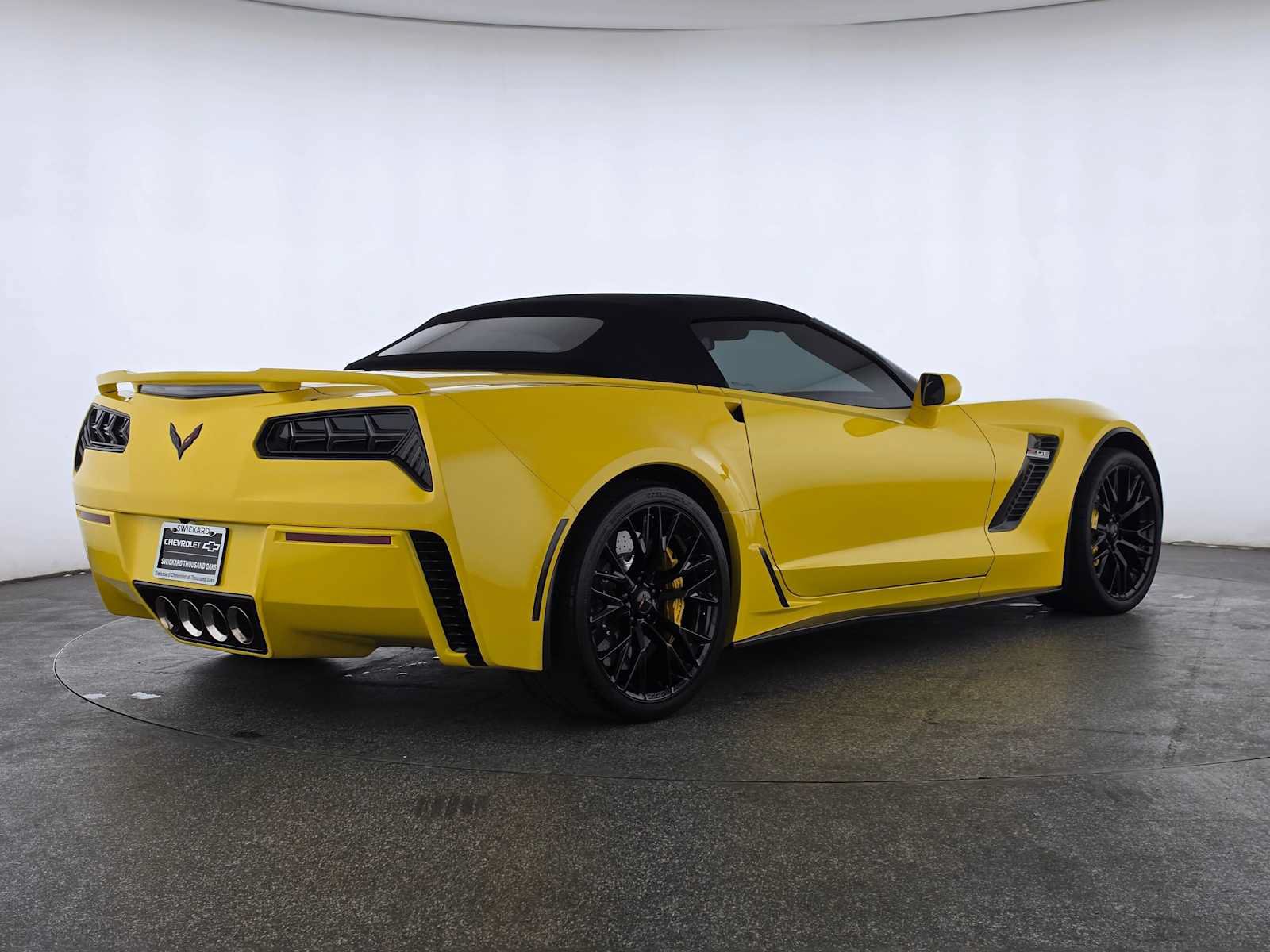 Used 2016 Chevrolet Corvette Z06 w/ 3LZ Preferred Equipment Group RWD image 3