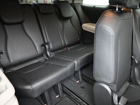 Used 2022 Kia Carnival EX FWD image 11