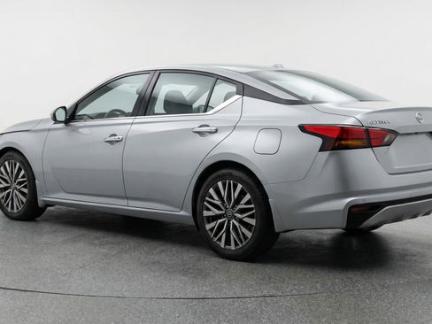 Used 2025 Nissan Altima 2.5 SV FWD image 9
