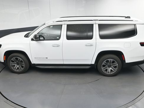 Used 2024 Jeep Wagoneer L Series II image 33