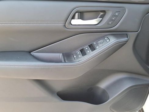 Certified 2025 Nissan Rogue SL w/ Tech Package FWD image 16