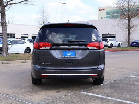 Used 2020 Chrysler Pacifica Touring-L w/ Tire & Wheel Group image 5