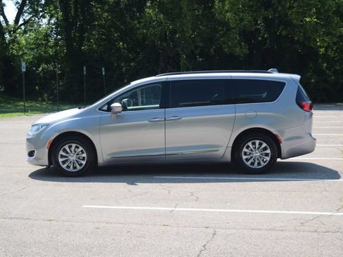 Used 2017 Chrysler Pacifica Touring-L FWD image 23