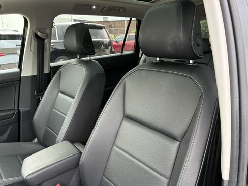 Used 2021 Volkswagen Tiguan SE w/ Panoramic Sunroof Package FWD image 10