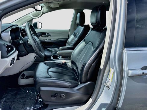 Used 2023 Chrysler Pacifica Touring-L FWD image 20
