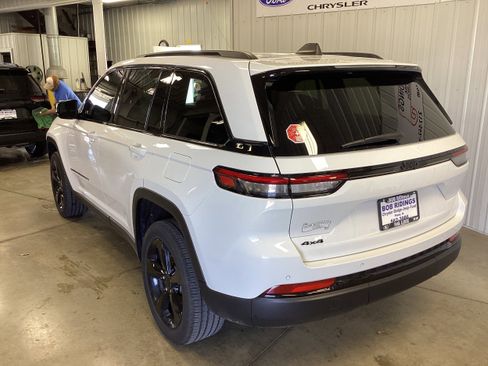 Used 2024 Jeep Grand Cherokee Altitude image 3